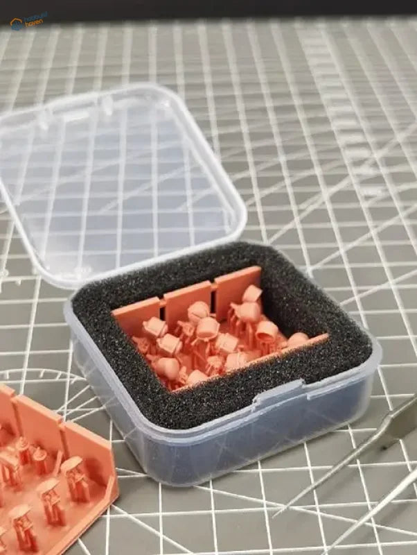 1/35 3D-printed Bosch lamps in clear box with orange miniatures for German Panzers