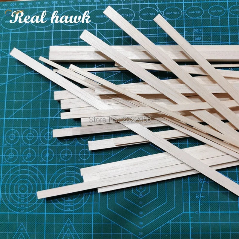 Light balsa wood strips, AAA+ 250mm, neatly arranged on green mat