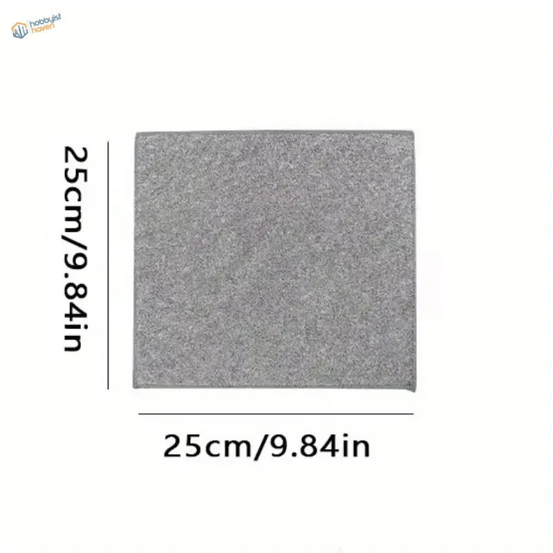 A square, gray felt-like cleaning cloth measuring 25cm on each side.