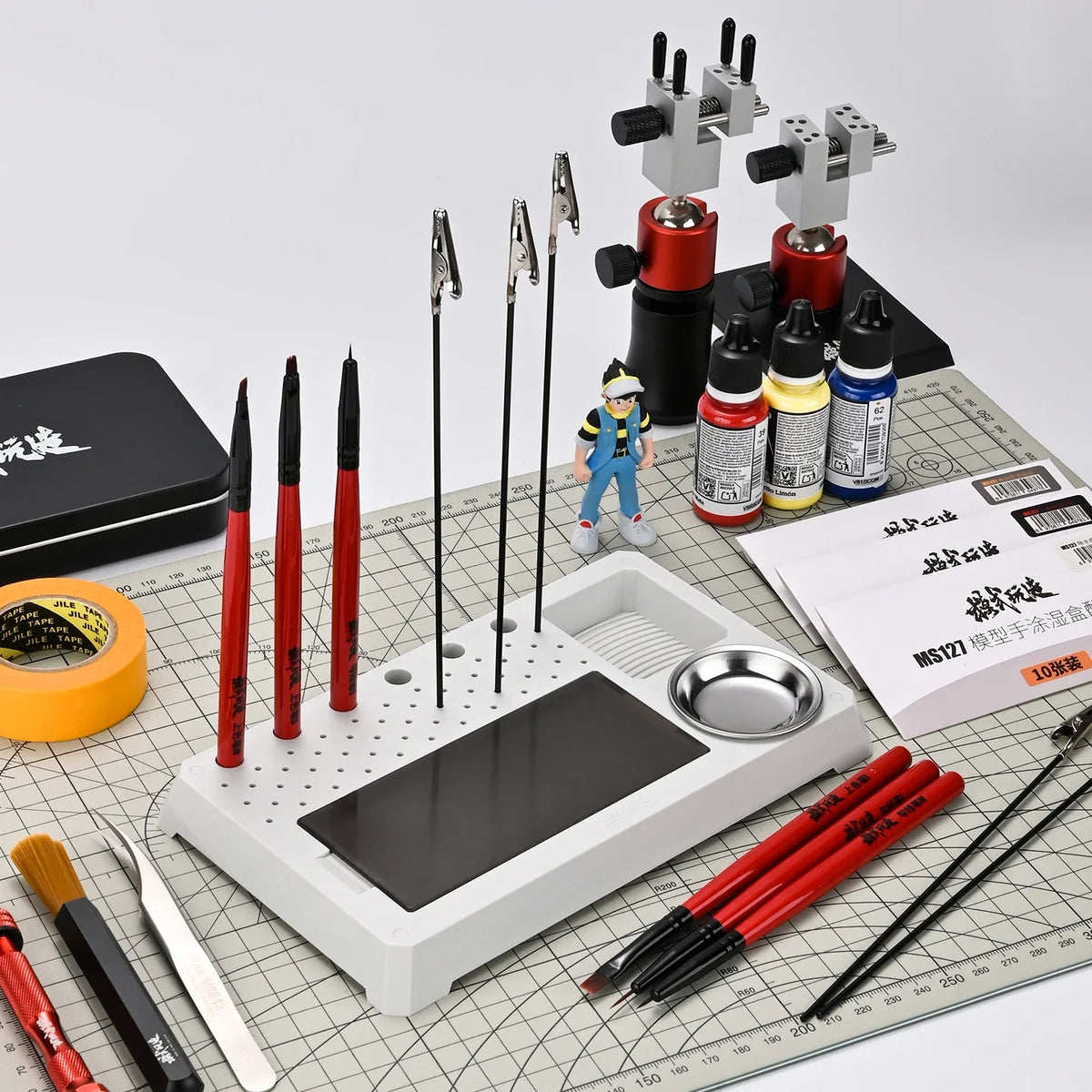 White plastic wet palette workbench with black mat and metal bowl featuring dispersing paper by Mo Shi Tools