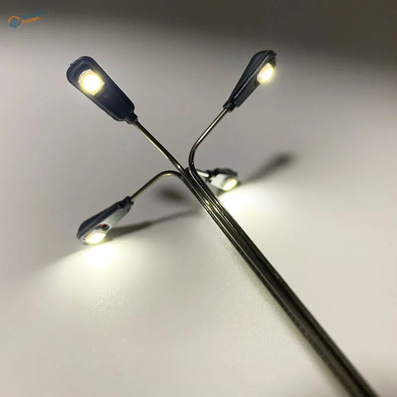 Ho scale LED street lamps 3V: 3 glowing fixtures on slender metallic pole