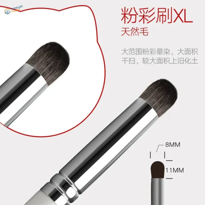Silver-handled powder brush XL with black bristles in Soft Weathering Brushes