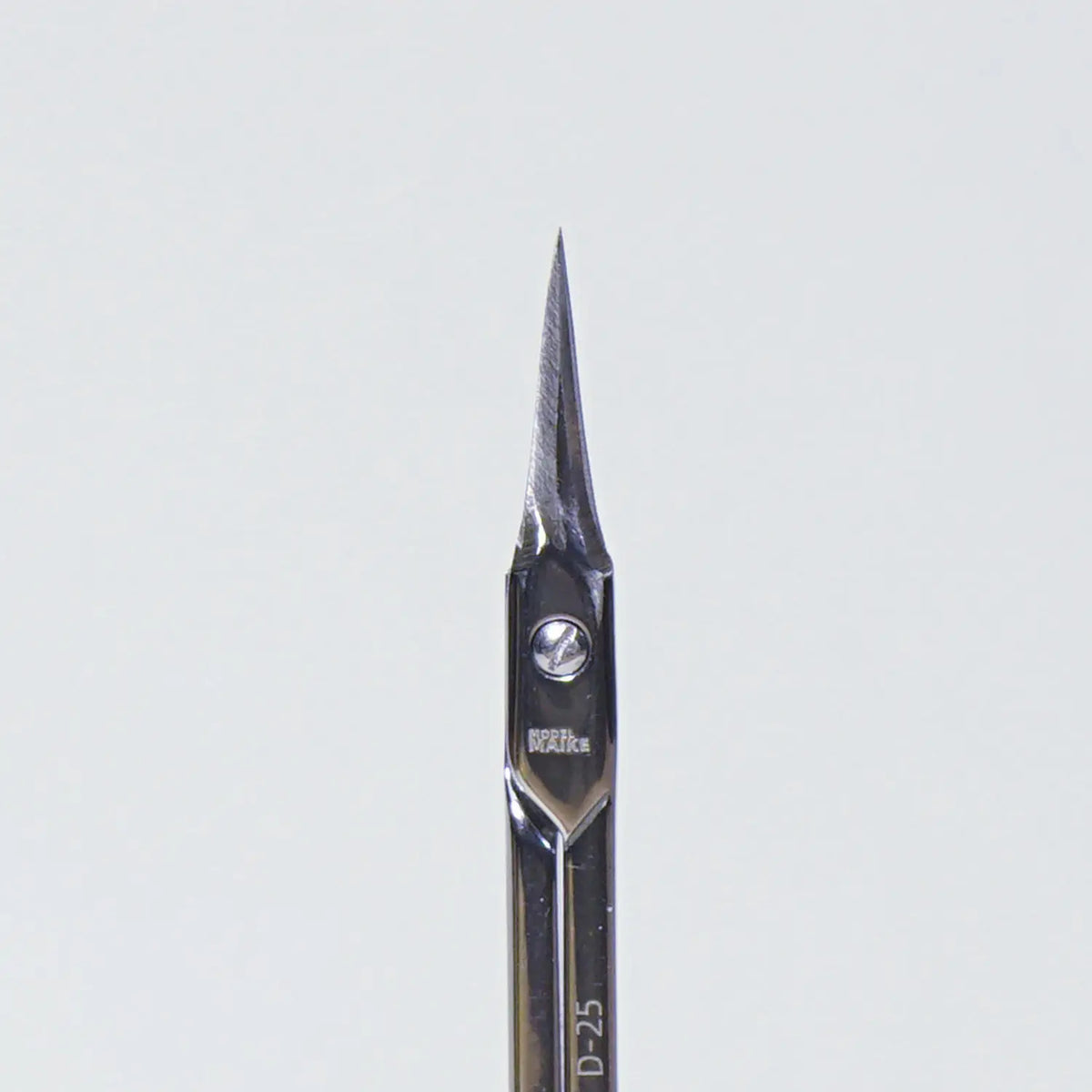 Front view of the D25 scissors blades with the pivot screw and slender tips