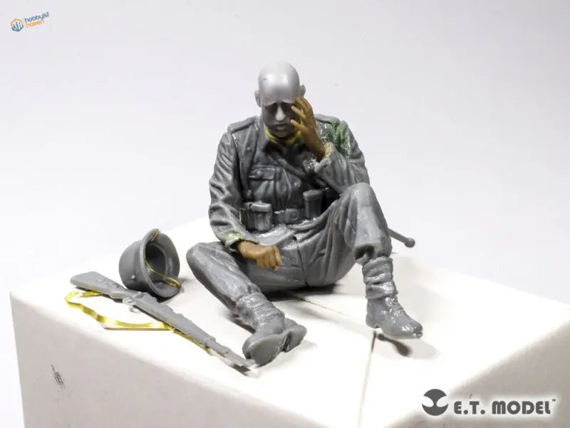 Gray plastic seated soldier model with 20pcs 1/35 3D-printed hands for scale modeling