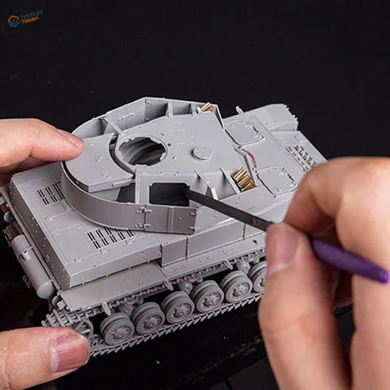 Gray plastic model tank with treads in Border Model ultra-thin modeling file